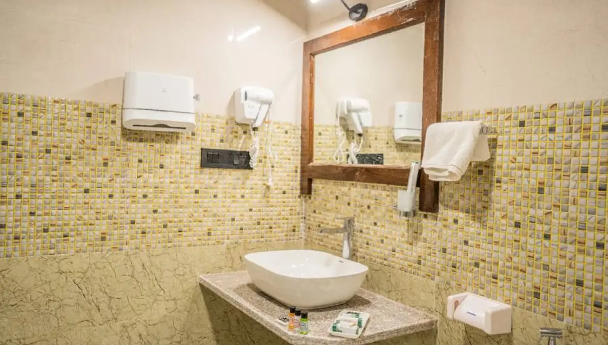 bathroom-at-jaisalmer-padharo-desert-camp