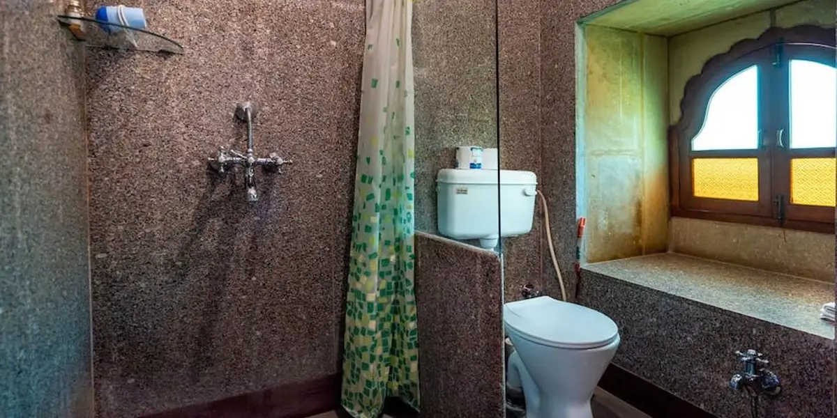 budget-hotel-bathroom